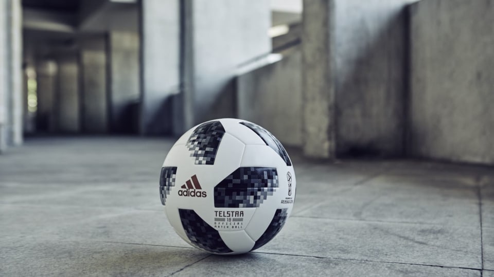 Letošní Telstar 18 je nostalgickou připomínkou původního Telstaru z roku 1970 sestaveného z bíločerných pětiúhelníků